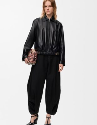 U fokusu: Loewe Belted Jacket kao manifest fluidnog luksuza