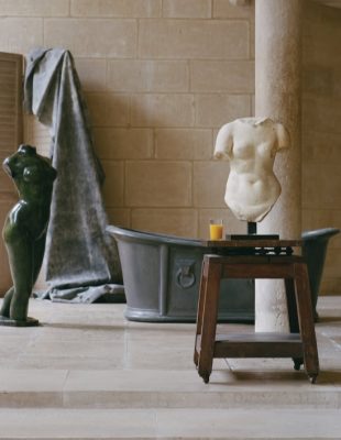 Simon Porte Jacquemus predstavlja Myths izložbu u Parizu