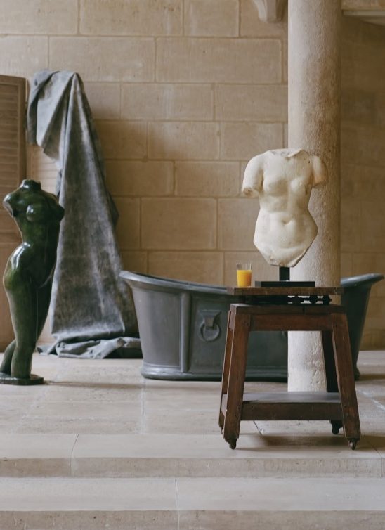 Simon Porte Jacquemus predstavlja Myths izložbu u Parizu