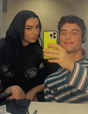 Charli XCX menja scenu – i to bukvalno