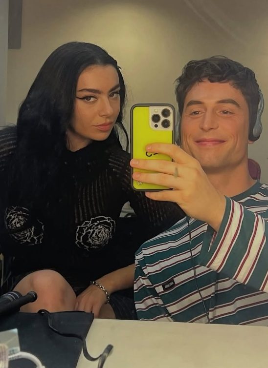 Charli XCX menja scenu – i to bukvalno