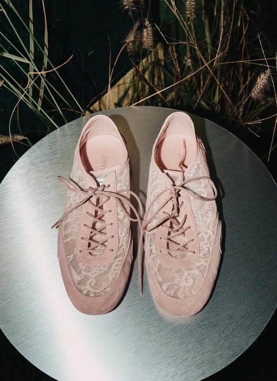 Jimmy Choo zna kako da nas obori s nogu, a SS26 kolekcija je dokaz