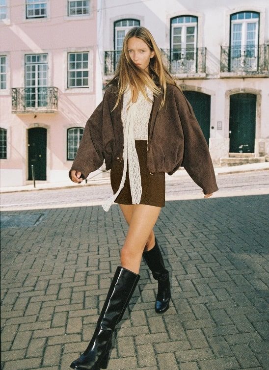 Jakne i mantili od prevrnute kože 2025: Modeli kojima nećete odoleti