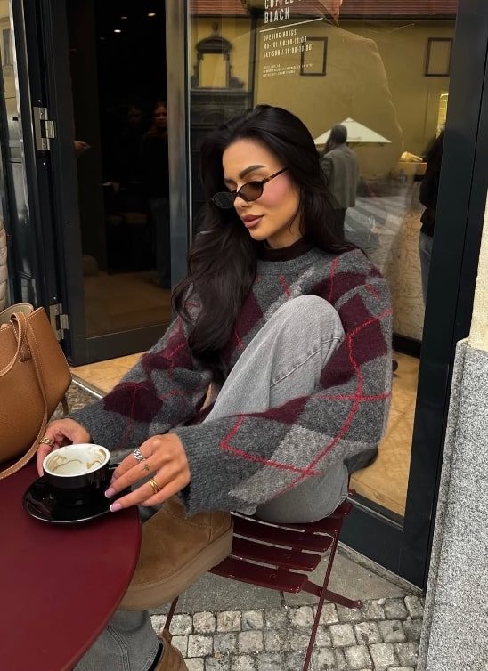 Ovo su džemperi u trendu koji vladaju streetstyle-om u 2025.