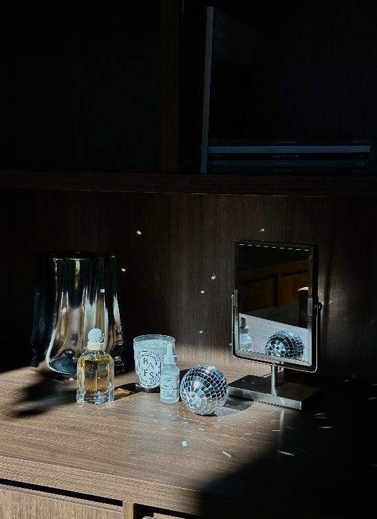 Mirisi za mir: Ovo su parfemi i note koji umiruju um i telo