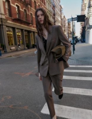 Braon pantalone su trend sezone – imamo vodič kako da ih kombinujete