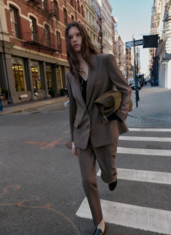 Braon pantalone su trend sezone – imamo vodič kako da ih kombinujete