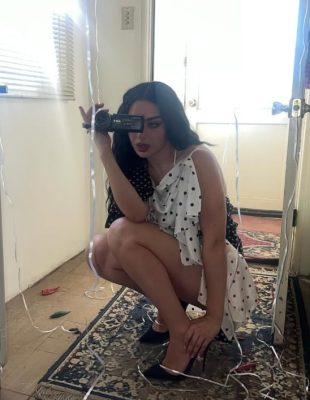 Charli XCX glumi samu sebe: Sve o filmu “The Moment” i mockumentary žanru
