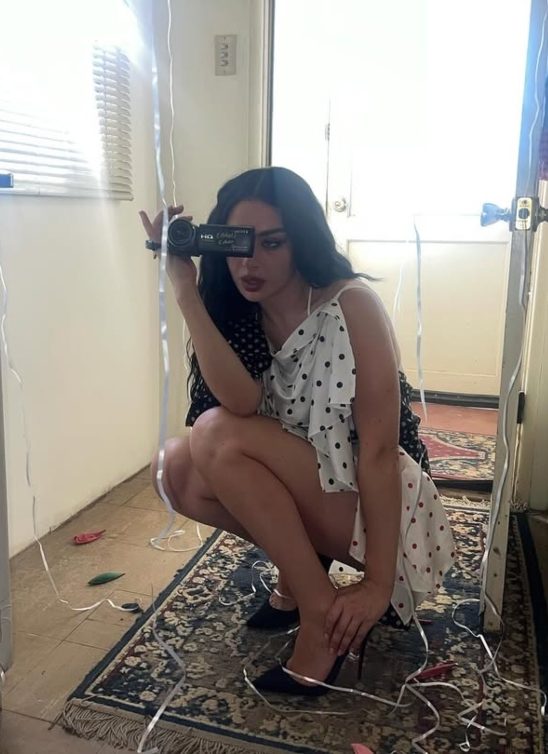 Charli XCX glumi samu sebe: Sve o filmu “The Moment” i mockumentary žanru