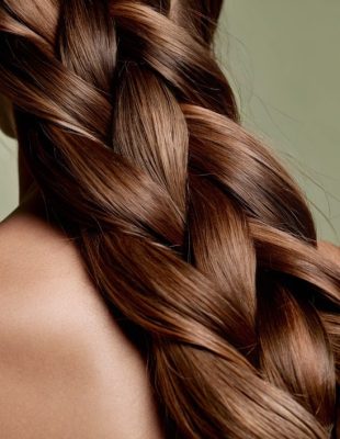 Zaboravite fen i presu: Ovo je 5 načina da uvijete kosu bez toplote i oštećenja