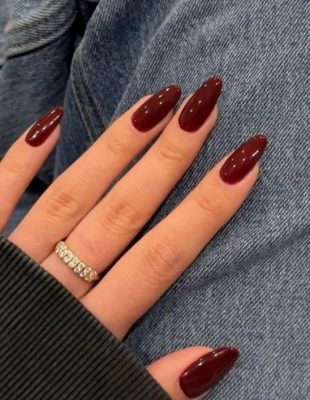 Nokti u nijansi vina su naš go-to izbor za prazničnu sezonu – donosimo inspiraciju