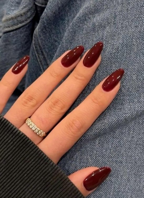 Nokti u nijansi vina su naš go-to izbor za prazničnu sezonu – donosimo inspiraciju