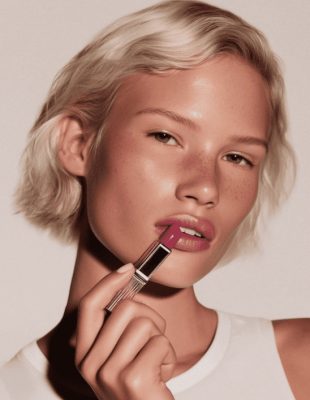 Mlečno-ružičaste usne su viralni makeup trend, a evo kako da ga rekreirate