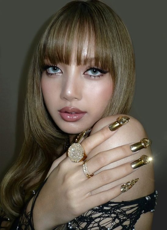 Smela šminka, neobični manikir i kratka kosa: Istaknuti beauty momenti poznatih u 2025.