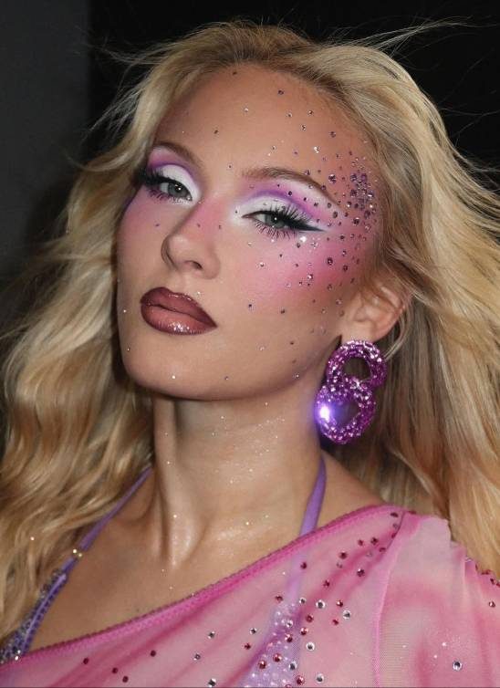 Zaboravite minimalizam: Senke za oči u boji se vraćaju u velikom stilu