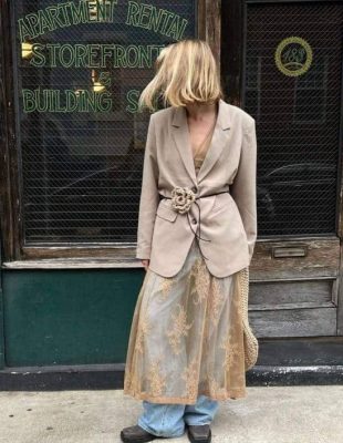 Slip haljina sa čipkom i farmerke je kombinacija koju vole IT devojke