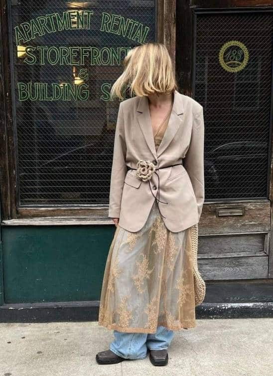 Slip haljina sa čipkom i farmerke je kombinacija koju vole IT devojke