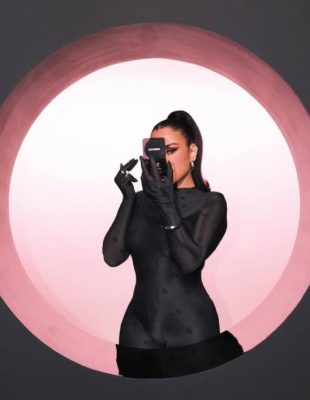 Nakon viralne Rhode maske, sada i Huda Beauty ima aksesoar za telefon koji želimo