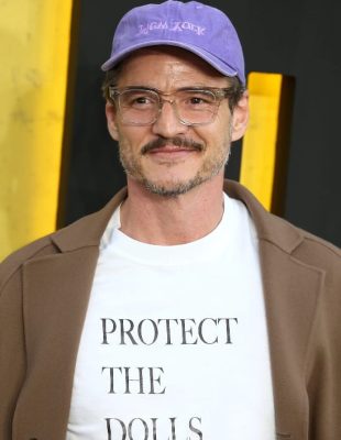 Majica “Protect the Dolls” je aktuelni fenomen na mrežama – upoznajte dizajnera koji stoji iza nje