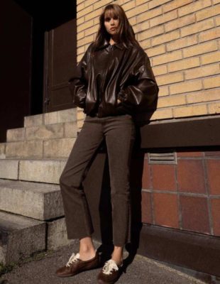 Braon farmerke su neočekivani zimski trend, a evo kako da ih stilizujete 