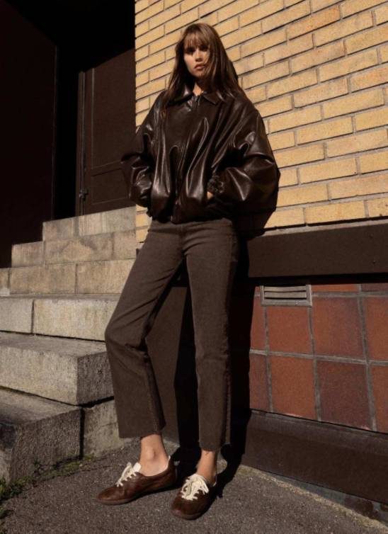 Braon farmerke su neočekivani zimski trend, a evo kako da ih stilizujete 