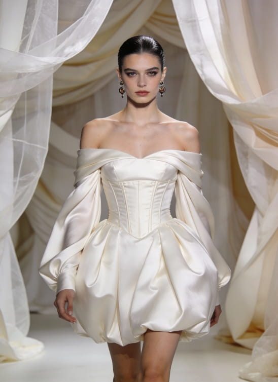 Od sheer detalja do ogrtača, ovo su najveći trendovi venčanica