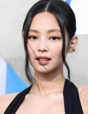 Jennie Kim nosi Maison Margiela (i otvara pitanje: šta je danas Margielina anonimnost?)