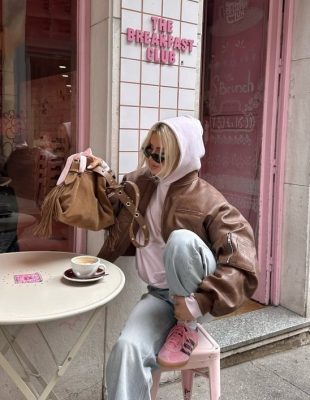 Braon-roze patike su najnosiviji trend proleća 2026. (i idu uz sve)