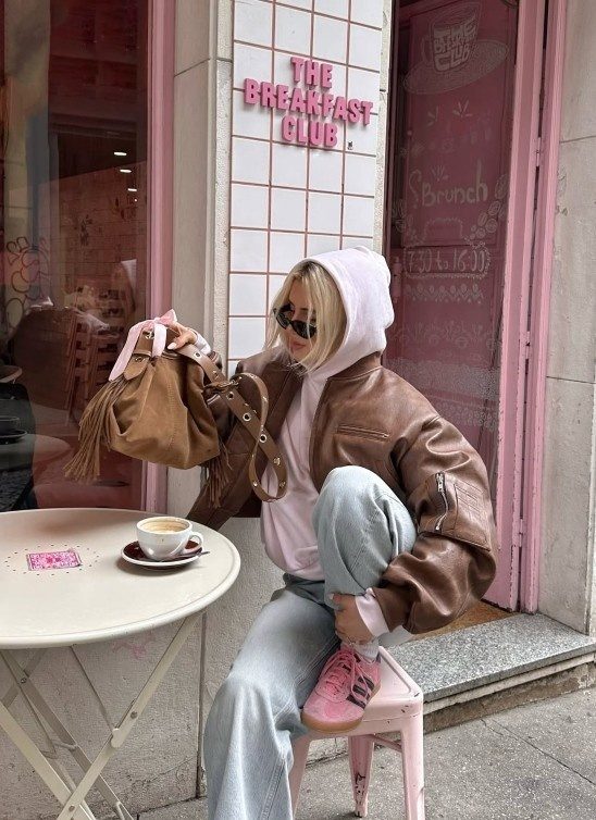 Braon-roze patike su najnosiviji trend proleća 2026. (i idu uz sve)