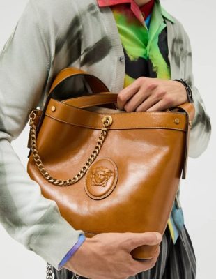 Olivia Dean i Alex Consani potvrđuju: Versace Pivot je nova it-torba