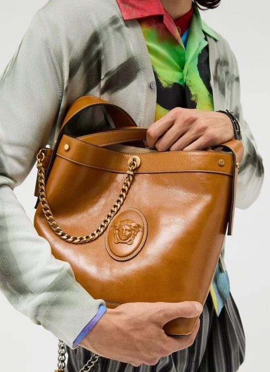 Olivia Dean i Alex Consani potvrđuju: Versace Pivot je nova it-torba