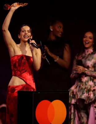 BRIT Awards 2026: Nastupi, pobednici i “rising” imena koja Srbija već strimuje