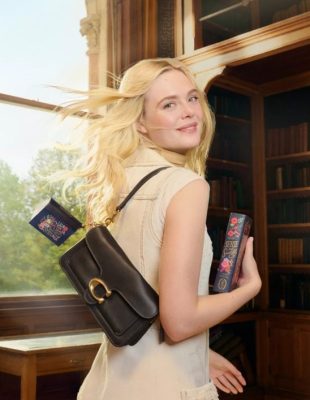 Coach spaja Tabby torbu i književnost u kampanji za proleće 2026.