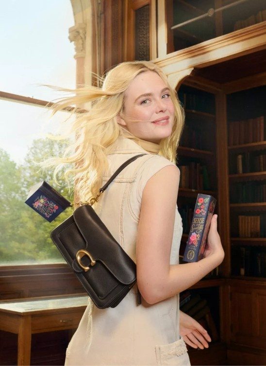 Coach spaja Tabby torbu i književnost u kampanji za proleće 2026.