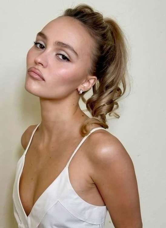 “Ballet slipper” nijansa karmina osvaja prolećnu beauty scenu