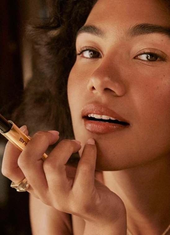 Olivia Dean postaje novo zaštitno lice brenda Hourglass