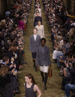 Miu Miu FW26: Boemski duh i outdoor estetika na travnatoj pisti