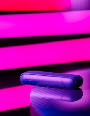 Godina Electric Purple nijanse: IQOS donosi talas novih iskustava i inovacija