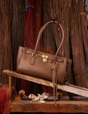 Michael Kors Hamilton je bila “it” torba 2009 – sada stiže njen savremeni update