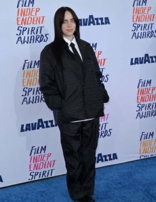 Billie Eilish ulazi u filmski svet glavnom ulogom u ekranizaciji romana “Stakleno zvono”
