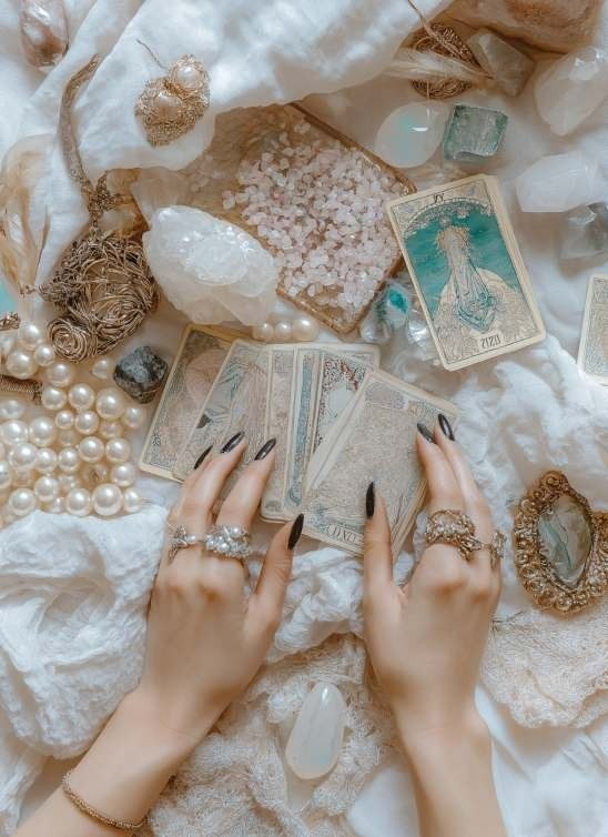 Od modnih dizajnera do poznatih ličnosti: Zašto su svi odjednom opsednuti tarotom?