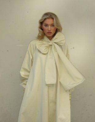 Opuštene punđe i nežni talasi su romantične frizure koje dominiraju prolećem