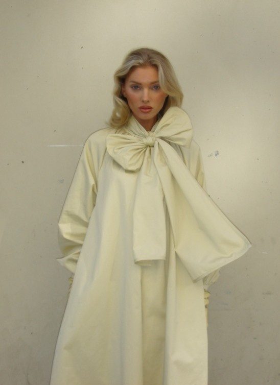 Opuštene punđe i nežni talasi su romantične frizure koje dominiraju prolećem