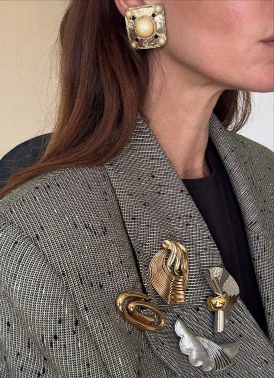 Ponovo se nose broševi, a evo kako ih stilizujemo