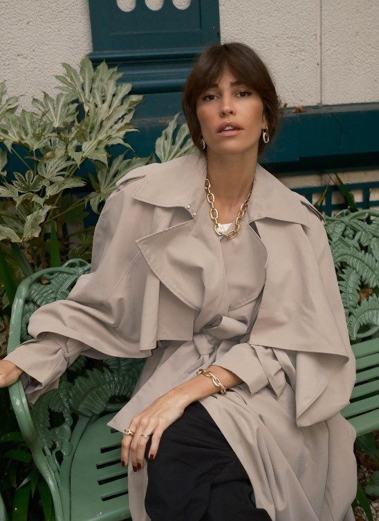 Trench mantili koje nosimo u 2026: Od kraćih verzija do voluminoznih silueta