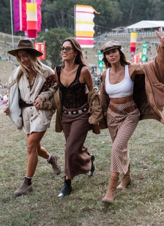 Kako se obući za festival: Autfit, obuća i dodaci (vodič)