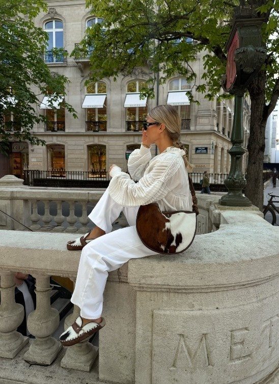 Bele farmerke su opet glavna tema – evo kako se nose ovog proleća