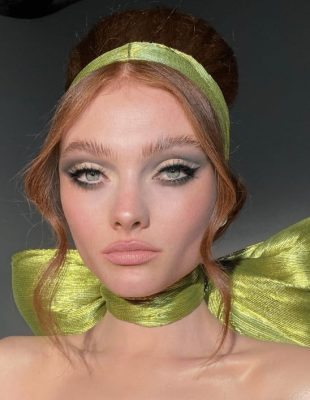 Od školskih klupa do street style-a, traka za kosu je ponovo u igri