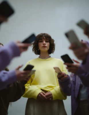 Zašto nam je lakše da pišemo nego da pozovemo (a nije isto)