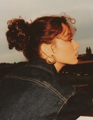 Nostalgija kao “sigurna zona”: Šta zapravo tražimo kad gledamo unazad